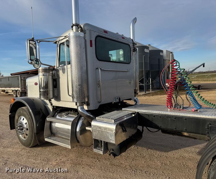 image for item ET1533 2006 Peterbilt 379 Semi truck