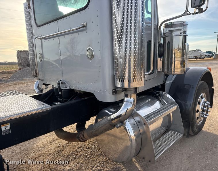 image for item ET1533 2006 Peterbilt 379 Semi truck