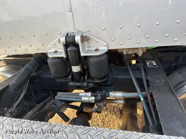 image for item ET1533 2006 Peterbilt 379 Semi truck