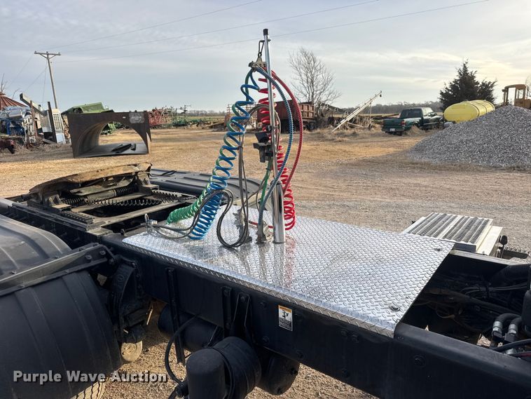 image for item ET1533 2006 Peterbilt 379 Semi truck