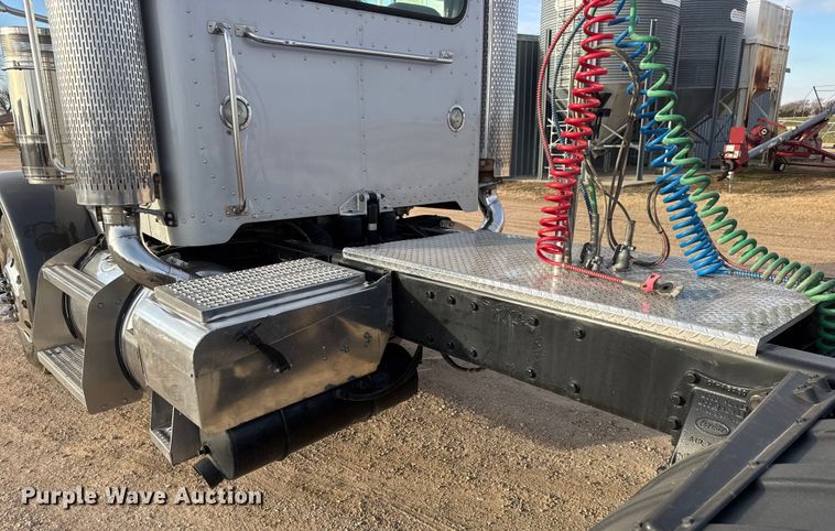 image for item ET1533 2006 Peterbilt 379 Semi truck