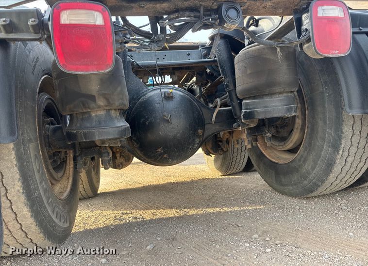 image for item ET1533 2006 Peterbilt 379 Semi truck