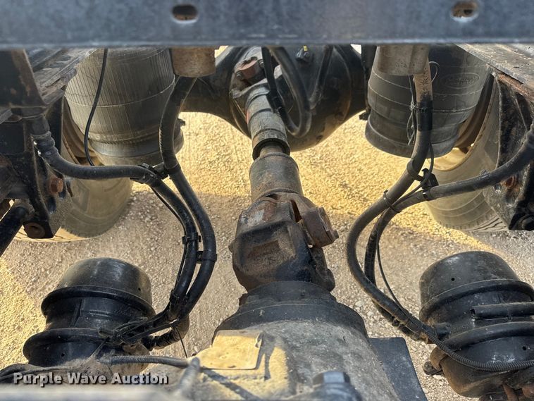 image for item ET1533 2006 Peterbilt 379 Semi truck