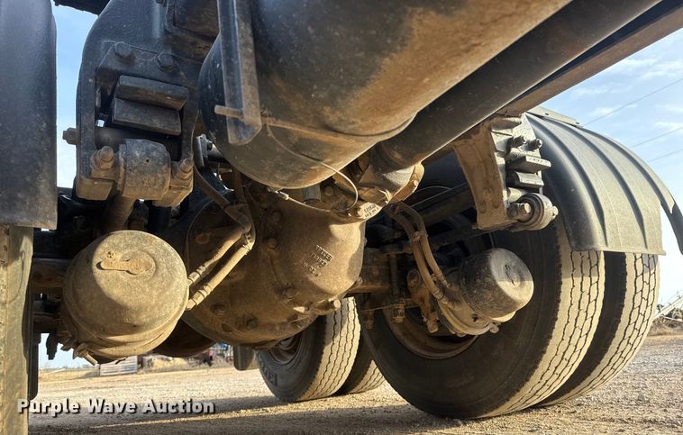 image for item ET1533 2006 Peterbilt 379 Semi truck