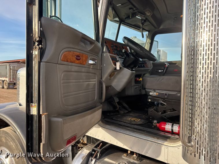 image for item ET1533 2006 Peterbilt 379 Semi truck