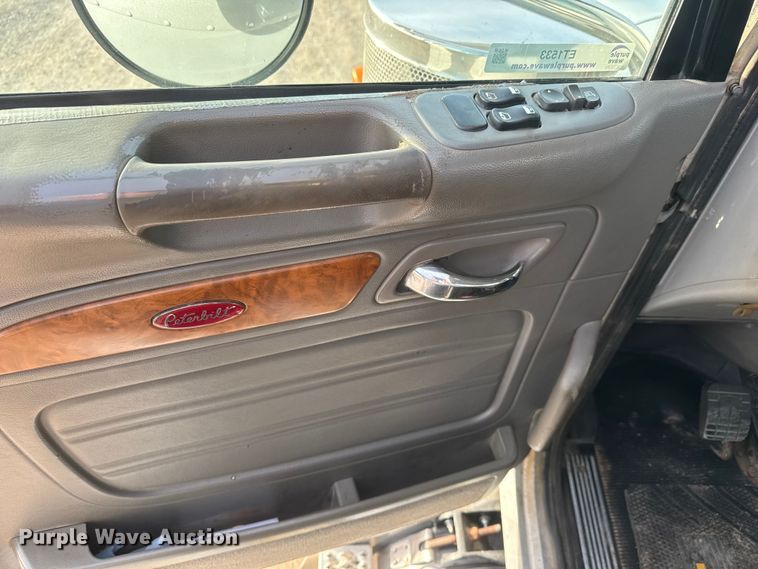 image for item ET1533 2006 Peterbilt 379 Semi truck