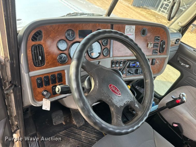 image for item ET1533 2006 Peterbilt 379 Semi truck