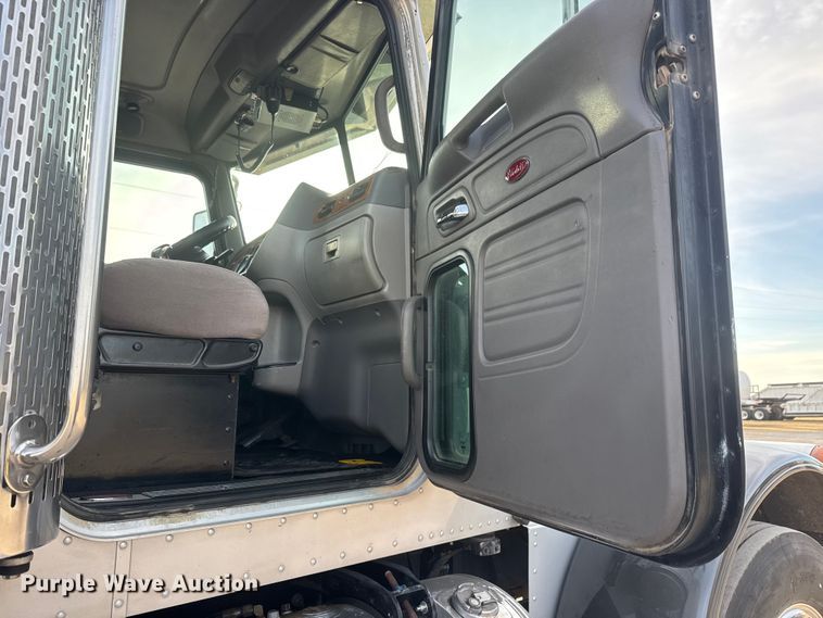 image for item ET1533 2006 Peterbilt 379 Semi truck