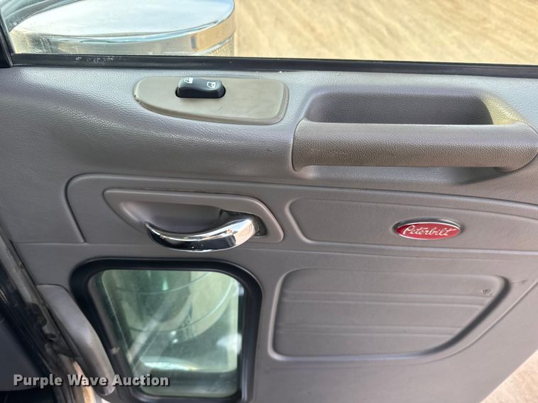 image for item ET1533 2006 Peterbilt 379 Semi truck