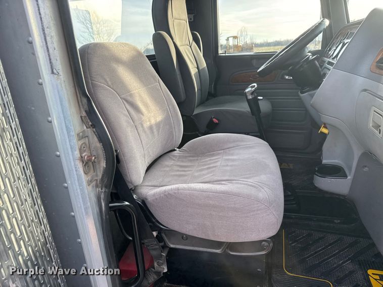 image for item ET1533 2006 Peterbilt 379 Semi truck