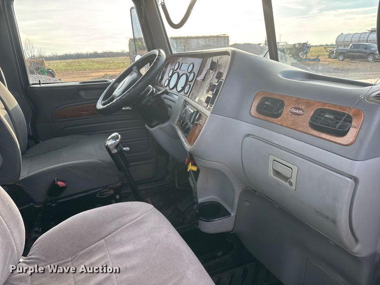 image for item ET1533 2006 Peterbilt 379 Semi truck