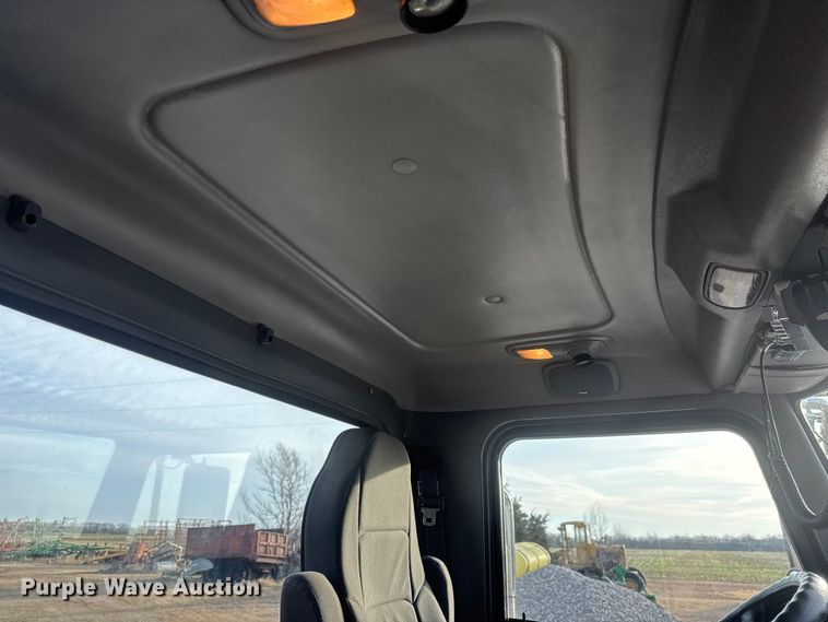 image for item ET1533 2006 Peterbilt 379 Semi truck