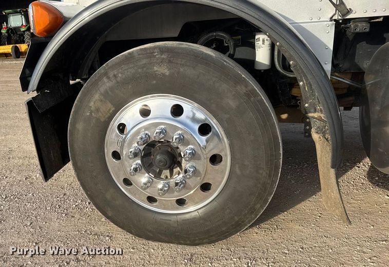 image for item ET1533 2006 Peterbilt 379 Semi truck