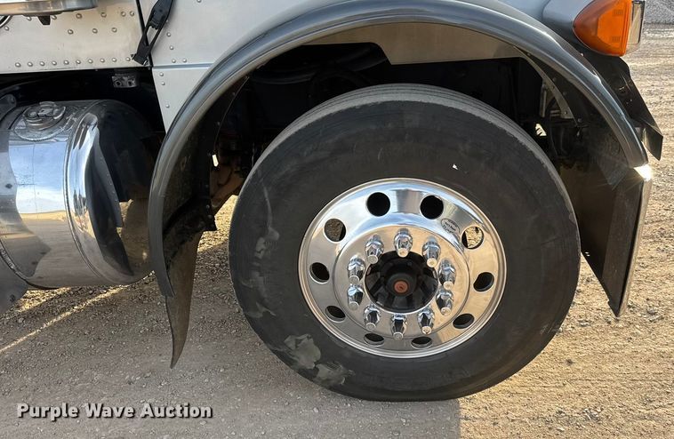 image for item ET1533 2006 Peterbilt 379 Semi truck