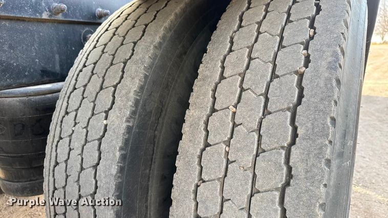 image for item ET1533 2006 Peterbilt 379 Semi truck