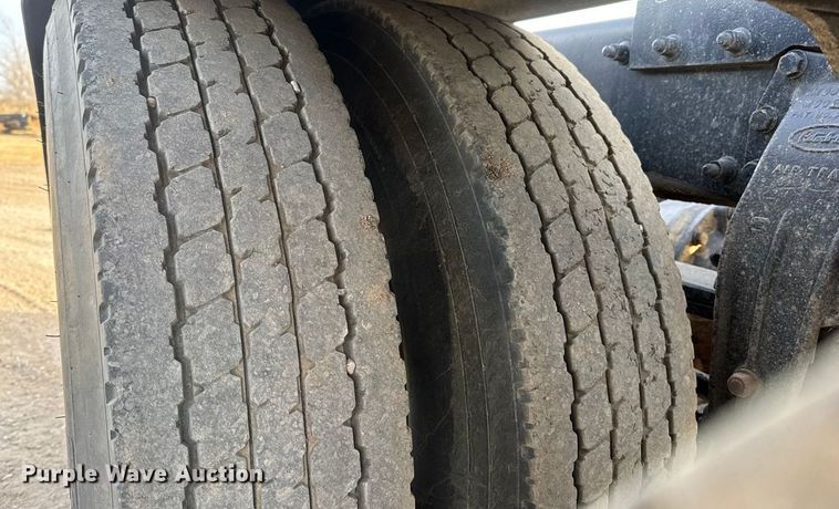 image for item ET1533 2006 Peterbilt 379 Semi truck