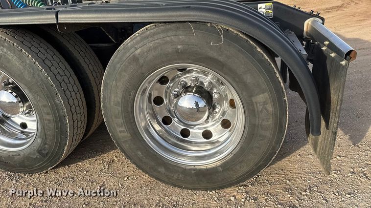 image for item ET1533 2006 Peterbilt 379 Semi truck