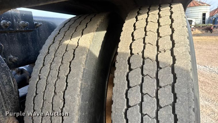 image for item ET1533 2006 Peterbilt 379 Semi truck