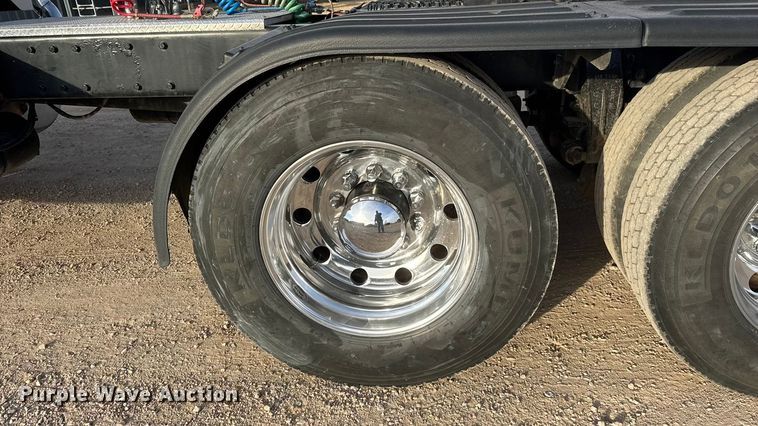 image for item ET1533 2006 Peterbilt 379 Semi truck