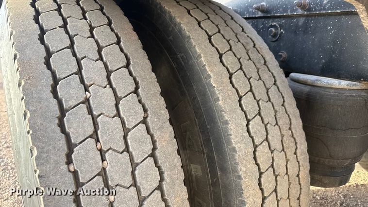 image for item ET1533 2006 Peterbilt 379 Semi truck