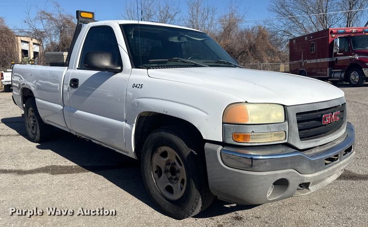 image for item EU4064 2004 GMC Sierra 1500 pickup truck