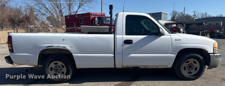 image for item EU4064 2004 GMC Sierra 1500 pickup truck