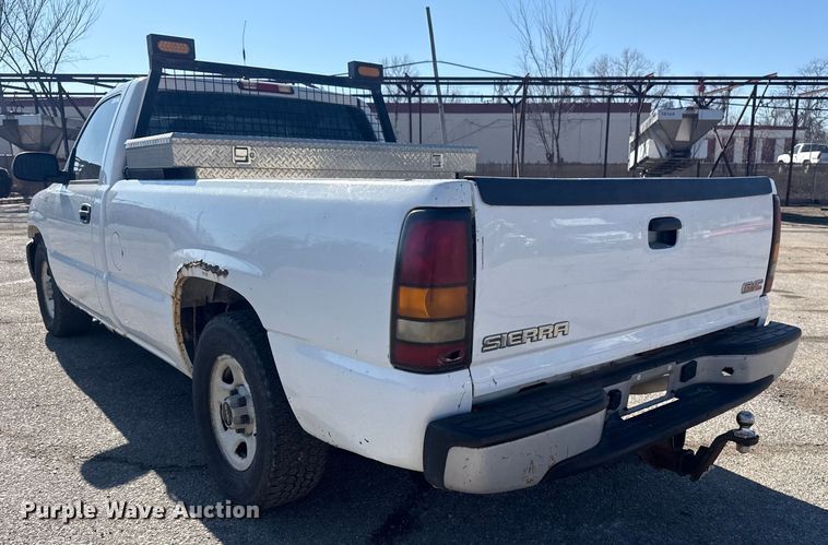 image for item EU4064 2004 GMC Sierra 1500 pickup truck