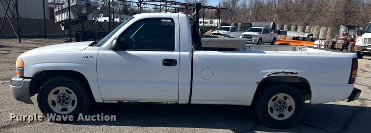 image for item EU4064 2004 GMC Sierra 1500 pickup truck