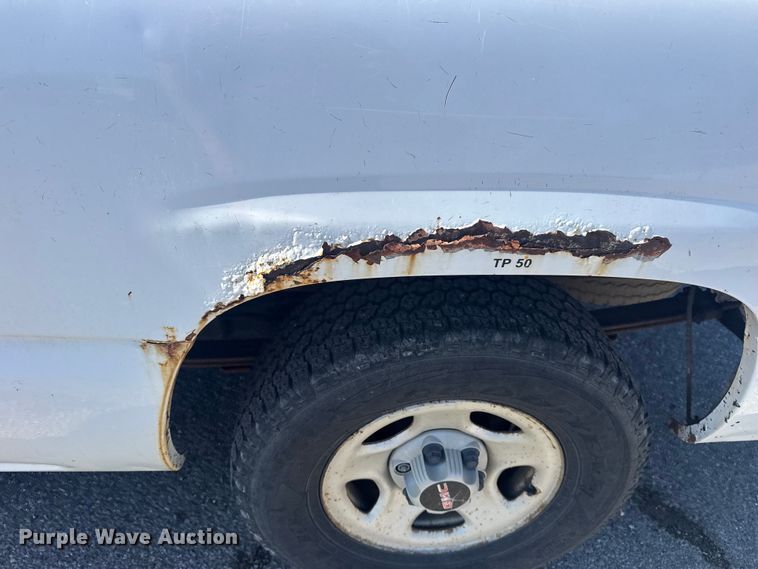 image for item EU4064 2004 GMC Sierra 1500 pickup truck