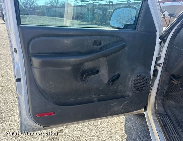 image for item EU4064 2004 GMC Sierra 1500 pickup truck