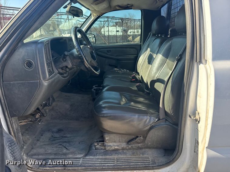 image for item EU4064 2004 GMC Sierra 1500 pickup truck