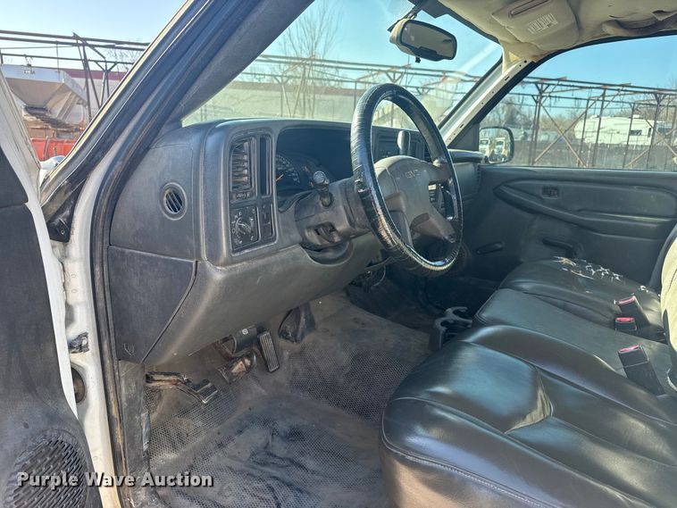 image for item EU4064 2004 GMC Sierra 1500 pickup truck