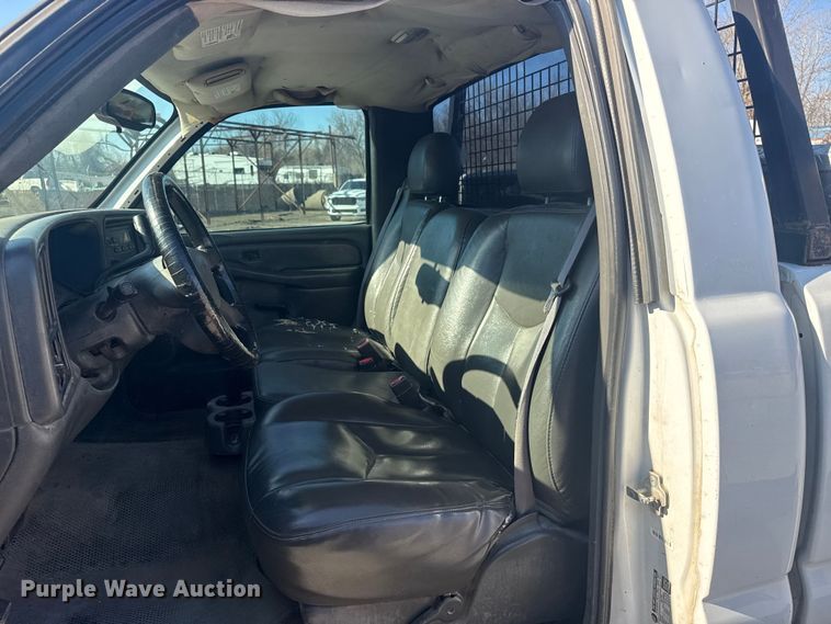 image for item EU4064 2004 GMC Sierra 1500 pickup truck