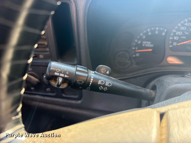 image for item EU4064 2004 GMC Sierra 1500 pickup truck