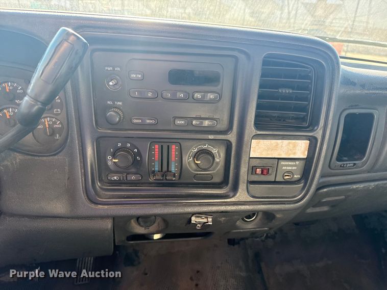 image for item EU4064 2004 GMC Sierra 1500 pickup truck