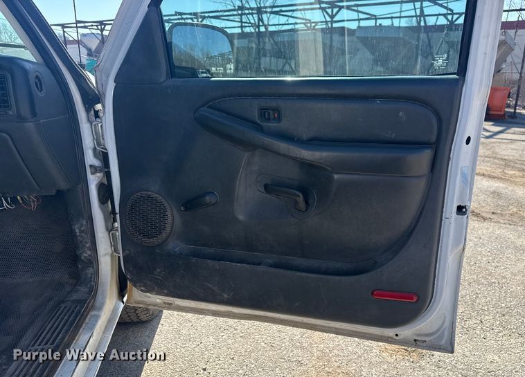 image for item EU4064 2004 GMC Sierra 1500 pickup truck