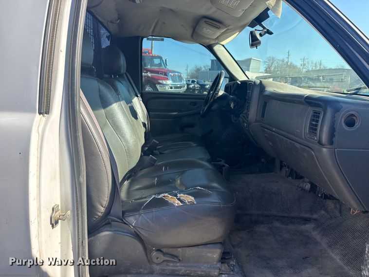 image for item EU4064 2004 GMC Sierra 1500 pickup truck