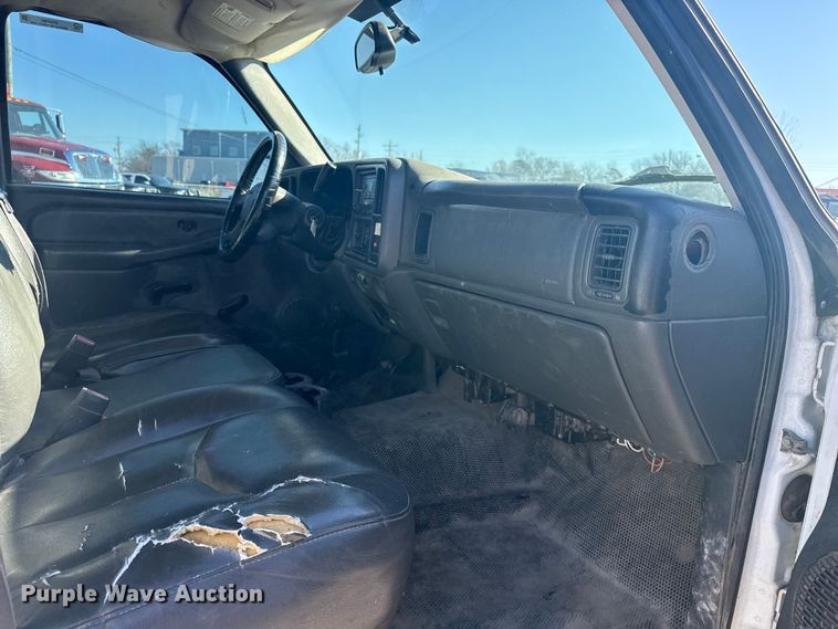 image for item EU4064 2004 GMC Sierra 1500 pickup truck