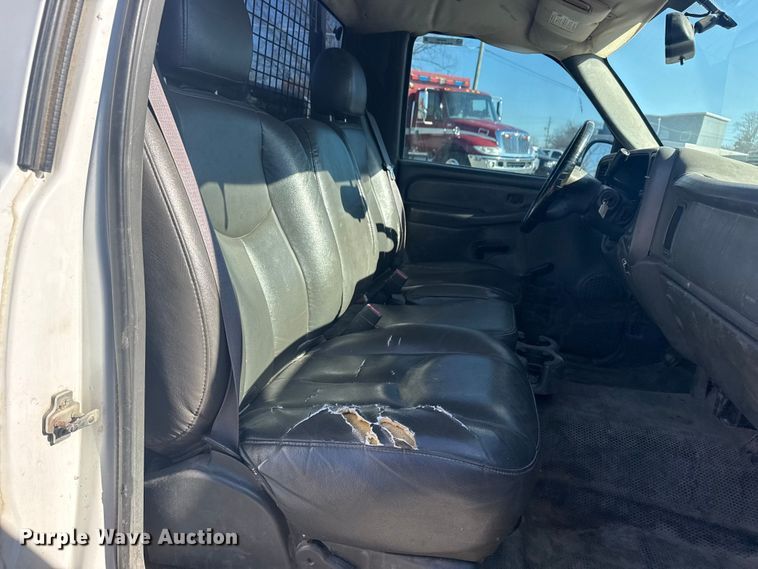 image for item EU4064 2004 GMC Sierra 1500 pickup truck