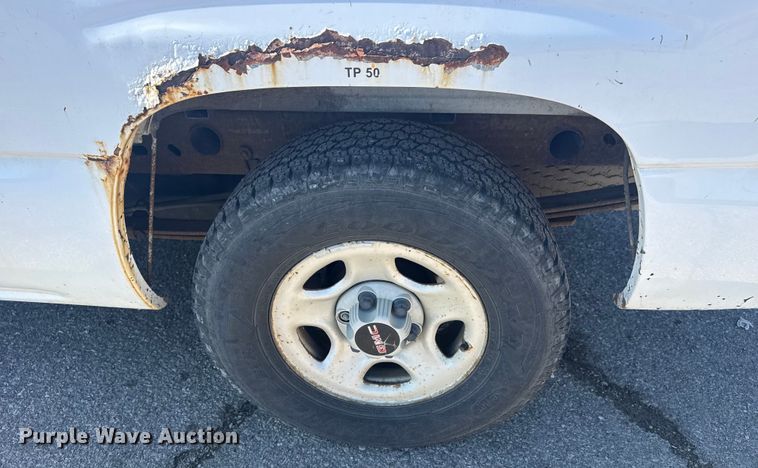 image for item EU4064 2004 GMC Sierra 1500 pickup truck