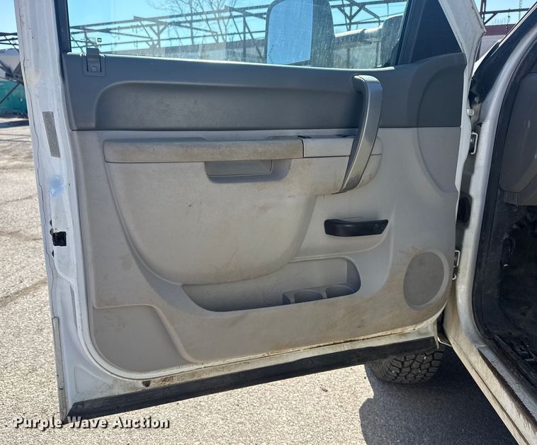 image for item EU4065 2013 Chevrolet Silverado 3500HD utility bed pickup truck