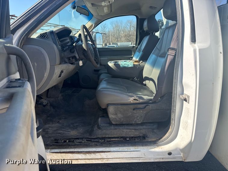 image for item EU4065 2013 Chevrolet Silverado 3500HD utility bed pickup truck