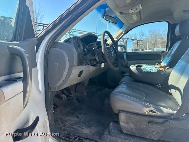 image for item EU4065 2013 Chevrolet Silverado 3500HD utility bed pickup truck