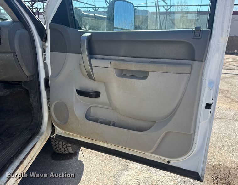 image for item EU4065 2013 Chevrolet Silverado 3500HD utility bed pickup truck