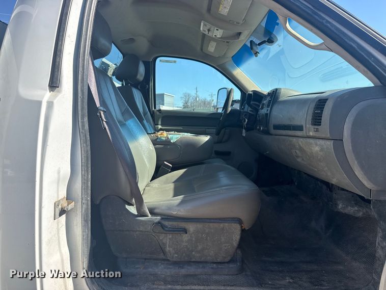 image for item EU4065 2013 Chevrolet Silverado 3500HD utility bed pickup truck