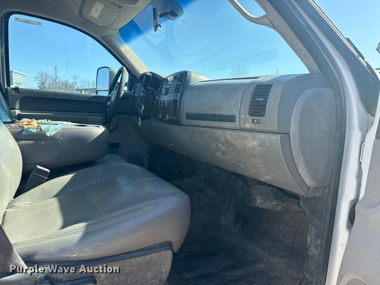 image for item EU4065 2013 Chevrolet Silverado 3500HD utility bed pickup truck