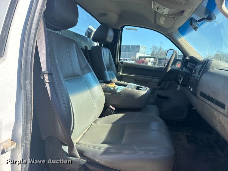 image for item EU4065 2013 Chevrolet Silverado 3500HD utility bed pickup truck