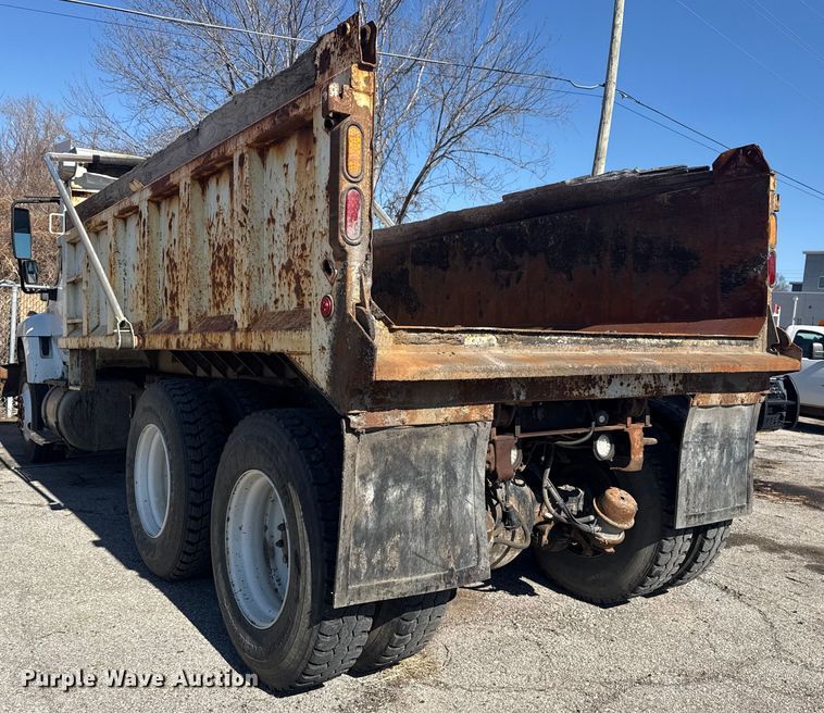 image for item EU4070 2013 International 7400 dump truck