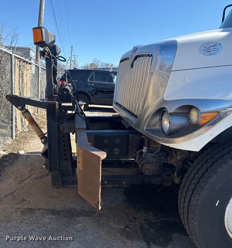 image for item EU4070 2013 International 7400 dump truck