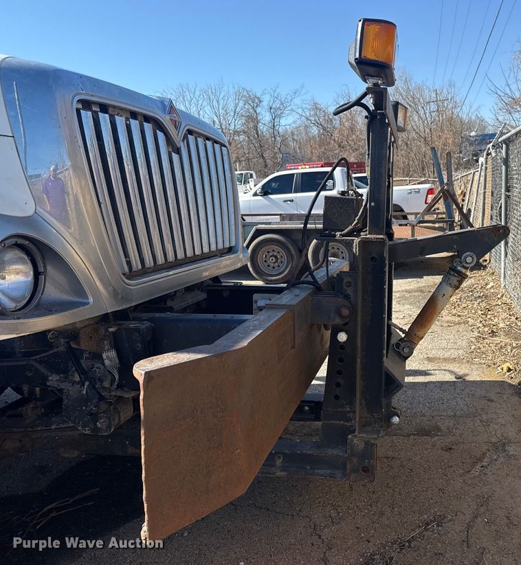 image for item EU4070 2013 International 7400 dump truck